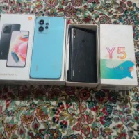 دو عدد گوشی.     مبایل