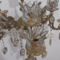 کنار سالنی ایستاده