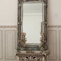 آینه و دو تا شمعدان