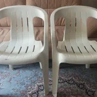 دوعدد صندلی پلاستیکی