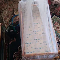 گهواره چوبی سالم وشیک دارای پشه بند|اسباب و اثاث بچه|جهرم, |دیوار