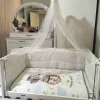 تخت کنار مادر و آغوشی