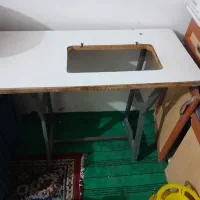 باسلام یک میز چرخ خیاطی وباسندل کاملن سالم