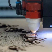 یک نفر نیروی خانم (کارگاه لیزر)