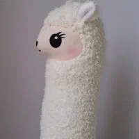 عروسک لاما ایستاده