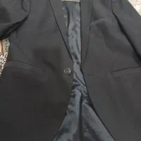 یک عدد کت شلوار در حد نو با کروات.