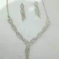 ست گوشواره و گردنبند سفید مناسب عروس