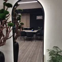 اینه ایستاده با نورپردازی نئون