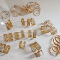 تعدادی النگو و سرویس وگوشواره رنگ ثابت و دستبند