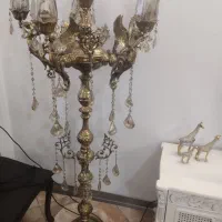 ساعت برنجی.  میز تلفن   کنار سالنی