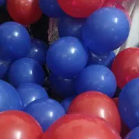 تعداد زیادی بادکنک آبی و قرمز