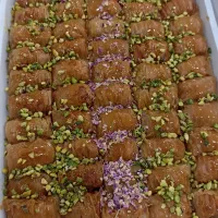 دونفر خانم جهت کار در تولیدی باقلوا و شیرینی
