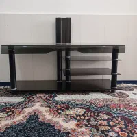 میز تلویزیون در حد نو. بخاطر کمبود جا بفروش میرسد