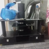 میز تلویزیون شیشهای