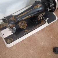 چرخ خیاطی کنار پرده رومیزی گرد