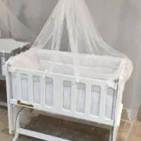 تخت کنار مادر