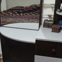 تختخواب و پاتختی ومیزآرایش کاملا سالم