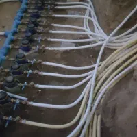 شاکرد علاقمند به لوله کشی