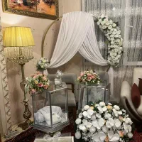 ورودی با گل مصنوعی جایگاه با گل مصنوعی