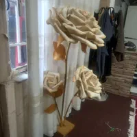 پایه گل کنار سالنی