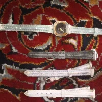 یک ساعت بند دار با سه مدل بند