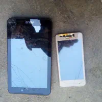 یک عدد گوشی و یک تبلت شکسته