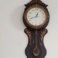 ساعت نو و میز تلویزیون