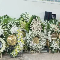 مرکز خرید و جمع آوری تاج گل و پایه گل بعد مراسمات
