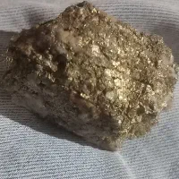 سنگ طلای طبیعی  معدنی در حصار کوارتز و به شکل پریت