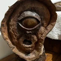 مجسمه چوبی تک چشم کار دست