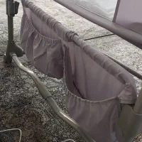 تخت کنار مادر