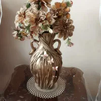 تعدادی گل و گلدان