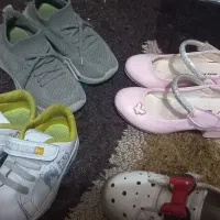 کفش و لباس بچگانه