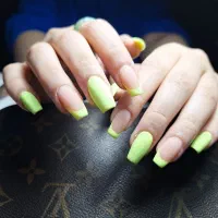 کاشت ناخن متریال اورجینال|خدمات آرایشگری و زیبایی|مشهد, زمرد|دیوار