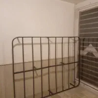 تخت فلزی