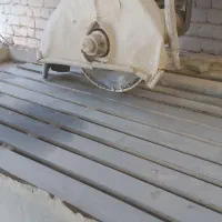 یک دستگاه فرزبرش آبی سالم در حال کار