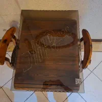 صندلی دنج با طراحی چوبی و شیشه‌ای زیبا و شیک