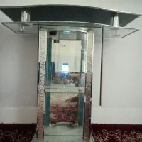 یه میز دکوری کاملا شیشه ای و آینه،بسیار زیبا،|بوفه، ویترین، کنسول|خرم‌آباد, |دیوار