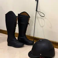 کلاه شلاق و کفش سوارکاری