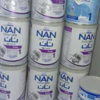 تعدادی قوطی شیر خشک باز نشده