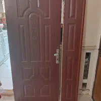 درب چوبی با قفل و کلید