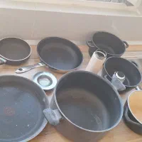 تعدادی قابلمه و ماهیتابه