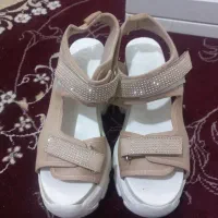 کفش سایز ۴۰ نو قیمت ۷۵۰ ودوعدد لباس