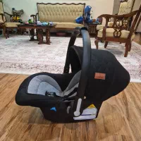 کریر و تخت کنار مادر