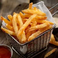 نیرویه جوان کار درت سیب زمینی سرخ کرده