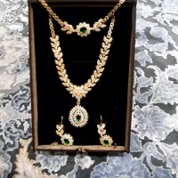 سرویس بدل رنگ ثابت با نگین سبز زمردی