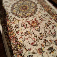 کنار فرش کرمی