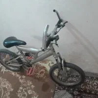 دوچرخه نقره ای ۱۶سالم و تمیز