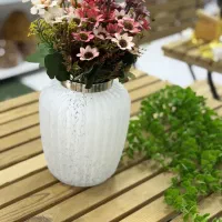 گلدان شیشه‌ای شیاردار دور طلا