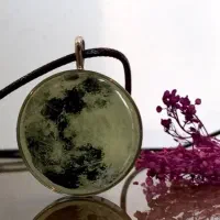 گردنبند رزینی ماه شبتاب